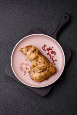 Kızarmış tavuk budu ya da çeyreklik. Seramik tabakta tuzlu ve baharatlı ızgara et.