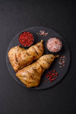 Kızarmış tavuk budu ya da çeyreklik. Seramik tabakta tuzlu ve baharatlı ızgara et.