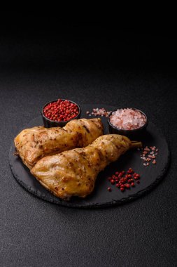 Kızarmış tavuk budu ya da çeyreklik. Seramik tabakta tuzlu ve baharatlı ızgara et.