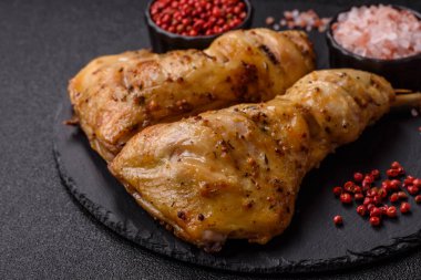 Kızarmış tavuk budu ya da çeyreklik. Seramik tabakta tuzlu ve baharatlı ızgara et.