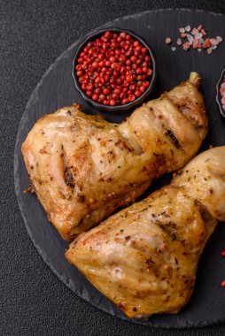 Kızarmış tavuk budu ya da çeyreklik. Seramik tabakta tuzlu ve baharatlı ızgara et.