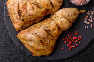 Kızarmış tavuk budu ya da çeyreklik. Seramik tabakta tuzlu ve baharatlı ızgara et.