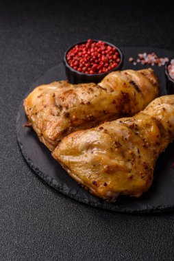 Kızarmış tavuk budu ya da çeyreklik. Seramik tabakta tuzlu ve baharatlı ızgara et.