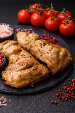 Kızarmış tavuk budu ya da çeyreklik. Seramik tabakta tuzlu ve baharatlı ızgara et.