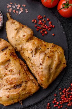 Kızarmış tavuk budu ya da çeyreklik. Seramik tabakta tuzlu ve baharatlı ızgara et.