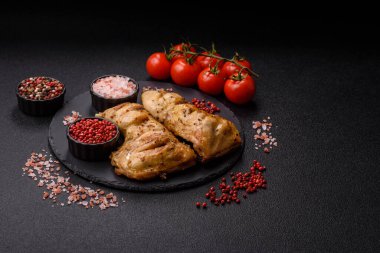 Kızarmış tavuk budu ya da çeyreklik. Seramik tabakta tuzlu ve baharatlı ızgara et.