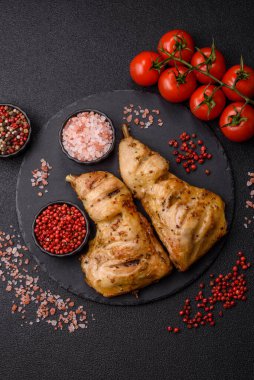Kızarmış tavuk budu ya da çeyreklik. Seramik tabakta tuzlu ve baharatlı ızgara et.