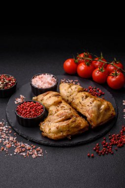 Kızarmış tavuk budu ya da çeyreklik. Seramik tabakta tuzlu ve baharatlı ızgara et.