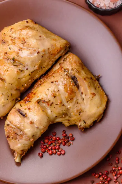 Kızarmış tavuk budu ya da çeyreklik. Seramik tabakta tuzlu ve baharatlı ızgara et.