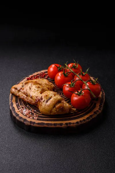 Kızarmış tavuk budu ya da çeyreklik. Seramik tabakta tuzlu ve baharatlı ızgara et.