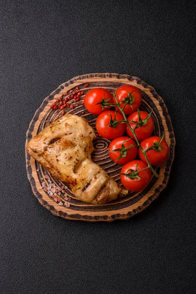 Kızarmış tavuk budu ya da çeyreklik. Seramik tabakta tuzlu ve baharatlı ızgara et.