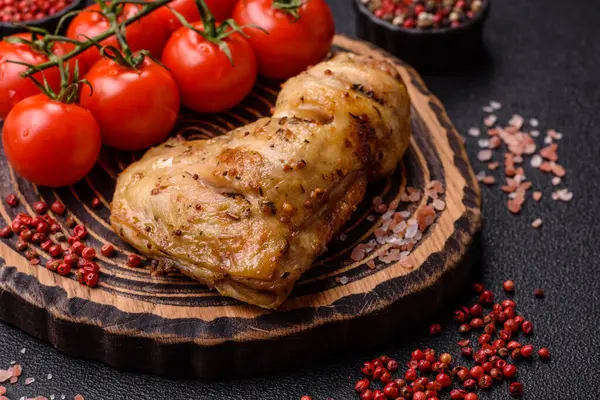 Kızarmış tavuk budu ya da çeyreklik. Seramik tabakta tuzlu ve baharatlı ızgara et.