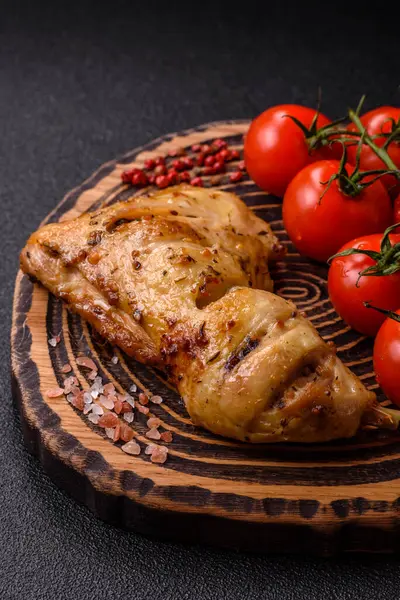 Kızarmış tavuk budu ya da çeyreklik. Seramik tabakta tuzlu ve baharatlı ızgara et.