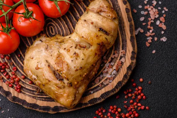 Kızarmış tavuk budu ya da çeyreklik. Seramik tabakta tuzlu ve baharatlı ızgara et.