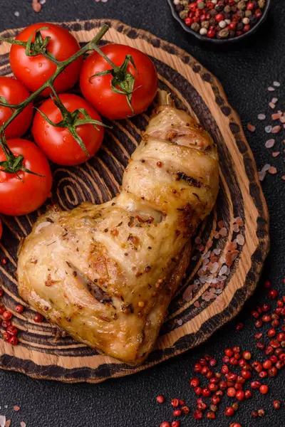 Kızarmış tavuk budu ya da çeyreklik. Seramik tabakta tuzlu ve baharatlı ızgara et.