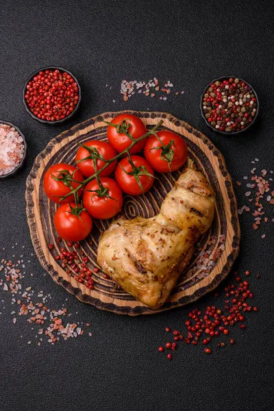 Kızarmış tavuk budu ya da çeyreklik. Seramik tabakta tuzlu ve baharatlı ızgara et.