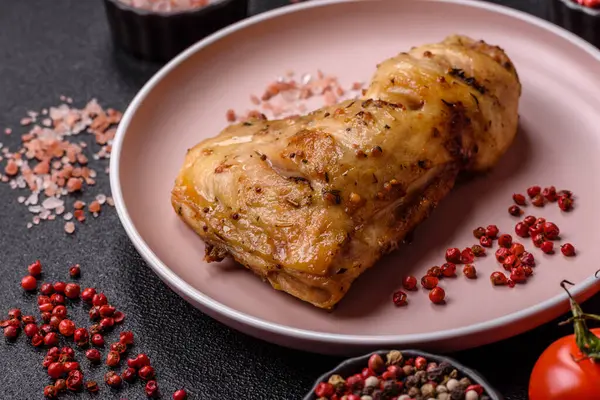 Kızarmış tavuk budu ya da çeyreklik. Seramik tabakta tuzlu ve baharatlı ızgara et.