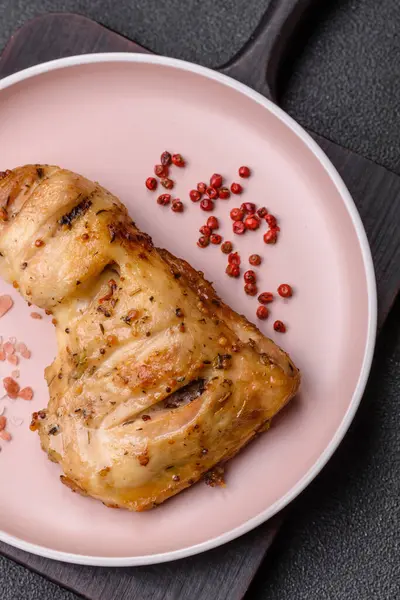 Kızarmış tavuk budu ya da çeyreklik. Seramik tabakta tuzlu ve baharatlı ızgara et.