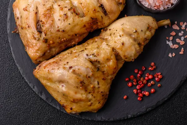 Kızarmış tavuk budu ya da çeyreklik. Seramik tabakta tuzlu ve baharatlı ızgara et.