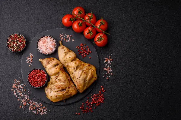 Kızarmış tavuk budu ya da çeyreklik. Seramik tabakta tuzlu ve baharatlı ızgara et.