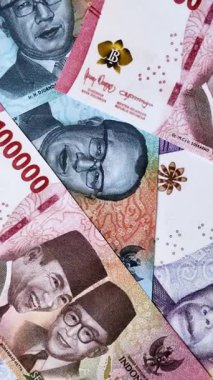 Rupiah parası, Endonezya banknotları mal alıp satmak ve diğer para birimleriyle takas etmek için. Endonezya parası şeklinde bir geçmiş
