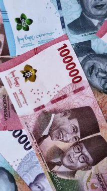 Rupiah parası, Endonezya banknotları mal alıp satmak ve diğer para birimleriyle takas etmek için. Endonezya parası şeklinde bir geçmiş