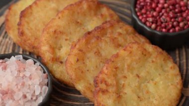 Patates kızartması, soğanlı bir yemek, börek şeklinde lahana. Sebzeli sağlıklı kahvaltı.