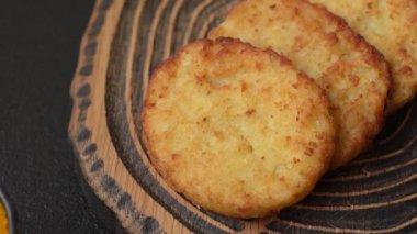 Patates kızartması, soğanlı bir yemek, börek şeklinde lahana. Sebzeli sağlıklı kahvaltı.