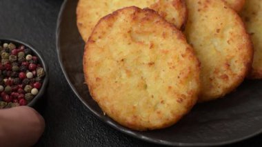 Patates kızartması, soğanlı bir yemek, börek şeklinde lahana. Sebzeli sağlıklı kahvaltı.