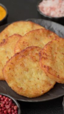 Patates kızartması, soğanlı bir yemek, börek şeklinde lahana. Sebzeli sağlıklı kahvaltı.