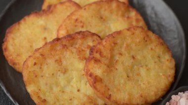 Patates kızartması, soğanlı bir yemek, börek şeklinde lahana. Sebzeli sağlıklı kahvaltı.