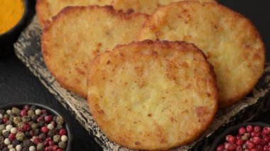 Patates kızartması, soğanlı bir yemek, börek şeklinde lahana. Sebzeli sağlıklı kahvaltı.