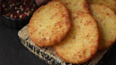Patates kızartması, soğanlı bir yemek, börek şeklinde lahana. Sebzeli sağlıklı kahvaltı.