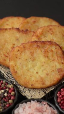 Patates kızartması, soğanlı bir yemek, börek şeklinde lahana. Sebzeli sağlıklı kahvaltı.