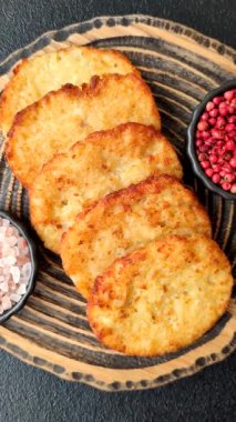Patates kızartması, soğanlı bir yemek, börek şeklinde lahana. Sebzeli sağlıklı kahvaltı.