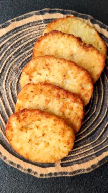 Patates kızartması, soğanlı bir yemek, börek şeklinde lahana. Sebzeli sağlıklı kahvaltı.