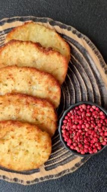 Patates kızartması, soğanlı bir yemek, börek şeklinde lahana. Sebzeli sağlıklı kahvaltı.