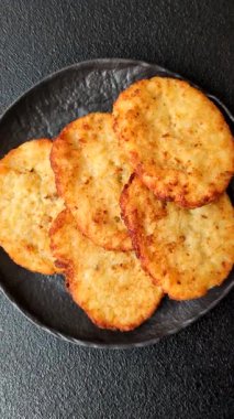 Patates kızartması, soğanlı bir yemek, börek şeklinde lahana. Sebzeli sağlıklı kahvaltı.