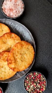 Patates kızartması, soğanlı bir yemek, börek şeklinde lahana. Sebzeli sağlıklı kahvaltı.
