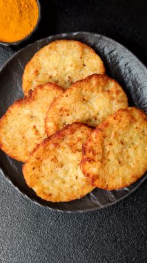 Patates kızartması, soğanlı bir yemek, börek şeklinde lahana. Sebzeli sağlıklı kahvaltı.