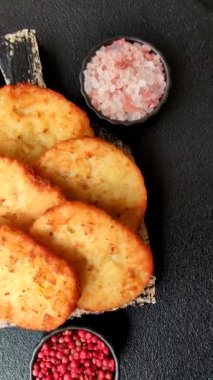 Patates kızartması, soğanlı bir yemek, börek şeklinde lahana. Sebzeli sağlıklı kahvaltı.
