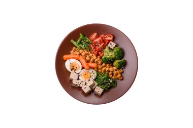 Vejetaryen salatası, bezelyeli kase brokoli, domates, tofu peyniri ve haşlanmış yumurta. Sebzeli, tohumlu ve tahıllı vejetaryen yemeği