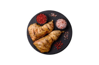 Kızarmış tavuk budu ya da çeyreklik. Seramik tabakta tuzlu ve baharatlı ızgara et.