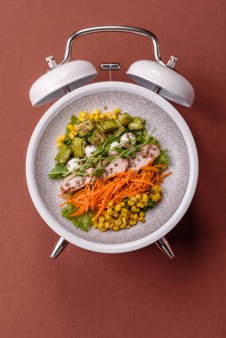 Tavuklu Sezar salatası, kızarmış ekmek, domates ve tohumlu yumurta. Kaliteli çalar saatin kadranı yerine tabak konsepti olarak kahvaltı.