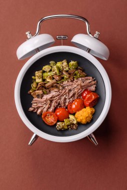 Tavuklu Sezar salatası, kızarmış ekmek, domates ve tohumlu yumurta. Kaliteli çalar saatin kadranı yerine tabak konsepti olarak kahvaltı.