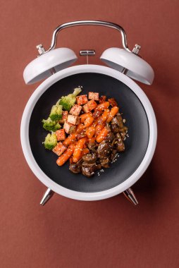 Tavuklu Sezar salatası, kızarmış ekmek, domates ve tohumlu yumurta. Kaliteli çalar saatin kadranı yerine tabak konsepti olarak kahvaltı.