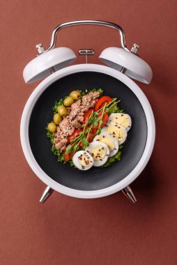 Tavuklu Sezar salatası, kızarmış ekmek, domates ve tohumlu yumurta. Kaliteli çalar saatin kadranı yerine tabak konsepti olarak kahvaltı.