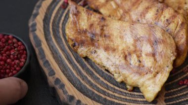 Tavuk göğsü, ızgara fileto, tabakta et yemeği. Öğle yemeği için faydalı ızgara kümes hayvanları