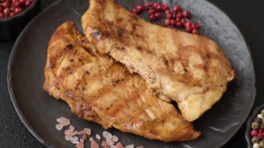 Tavuk göğsü, ızgara fileto, tabakta et yemeği. Öğle yemeği için faydalı ızgara kümes hayvanları