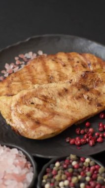 Tavuk göğsü, ızgara fileto, tabakta et yemeği. Öğle yemeği için faydalı ızgara kümes hayvanları